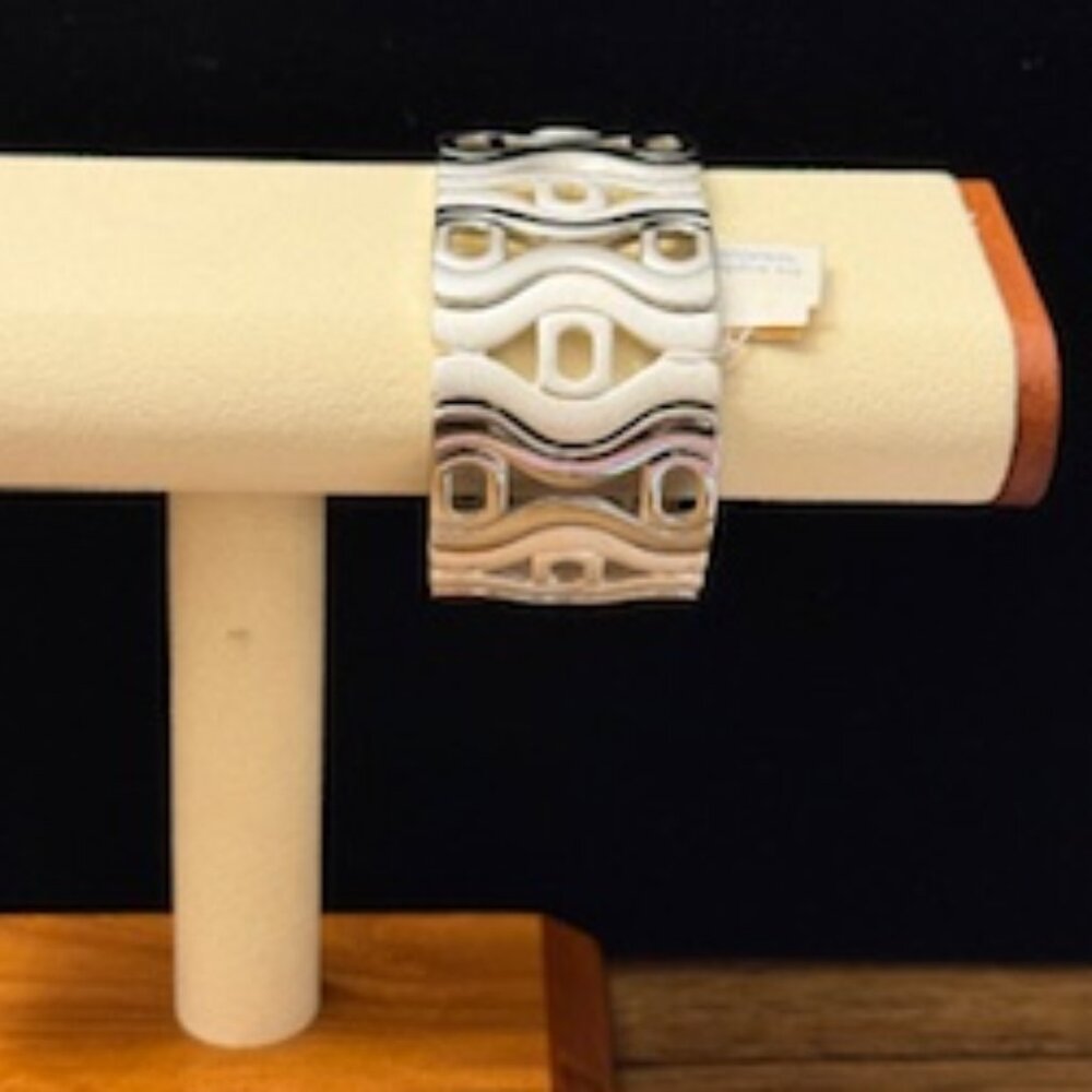 Lia Sophia "HOURGLASS" Stretch Bracelet - Picture 3 of 7